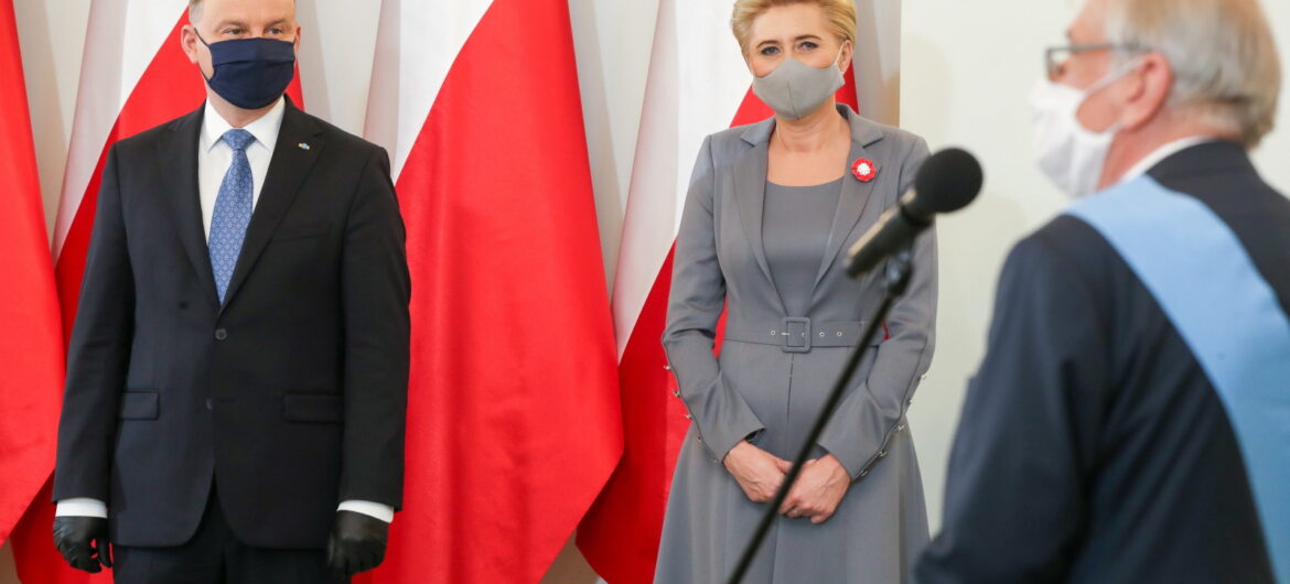 Pierwsza Dama składała bezużyteczne przyłbice? To fake news!