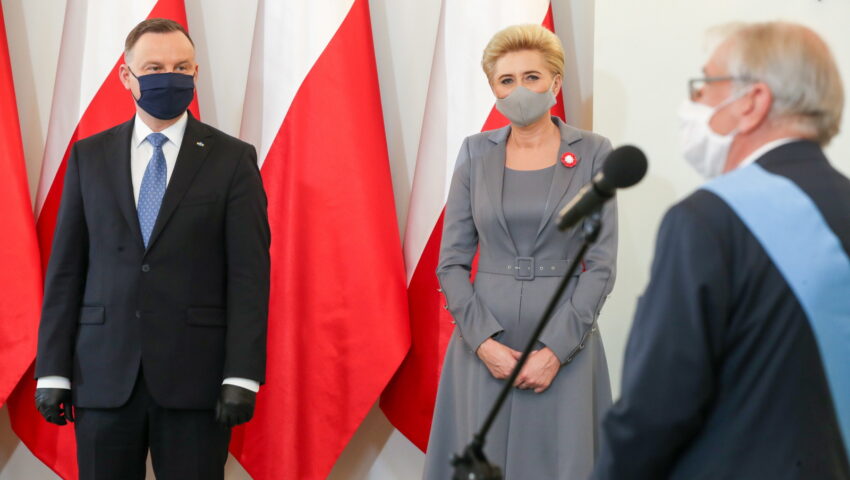 Pierwsza Dama składała bezużyteczne przyłbice? To fake news!
