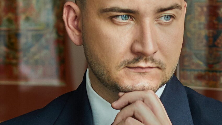 Odchodził w niesławie, powraca jako “ciacho”! Niezwykła metamorfoza byłego rzecznika MON