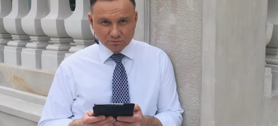 W końcu wiadomo! Andrzej Duda zdradził o czym rapował w Hot16Challenge