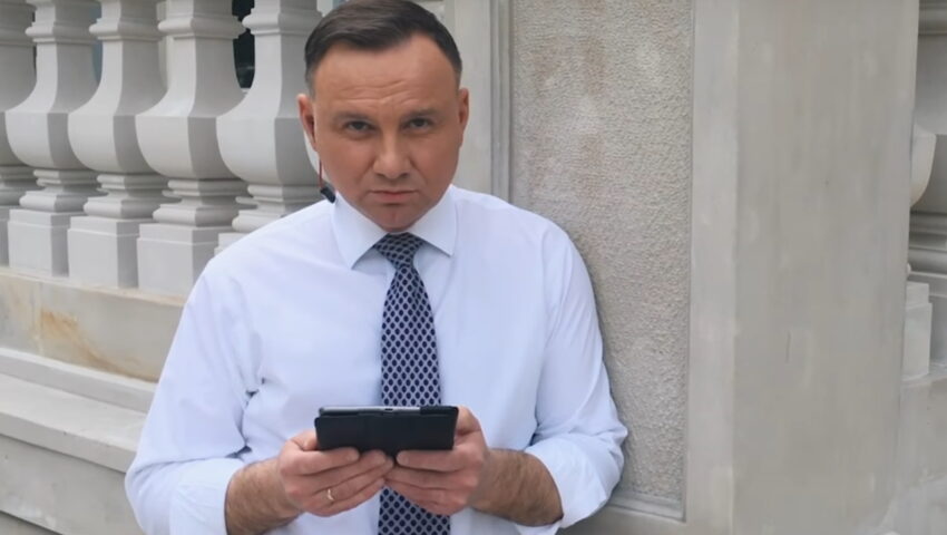 W końcu wiadomo! Andrzej Duda zdradził o czym rapował w Hot16Challenge