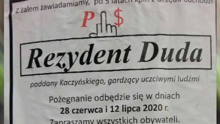 Kampania hejtu. Zwolennicy opozycji rozwiesili klepsydry Andrzeja Dudy, senator KO zrobił sobie z nimi zdjęcie
