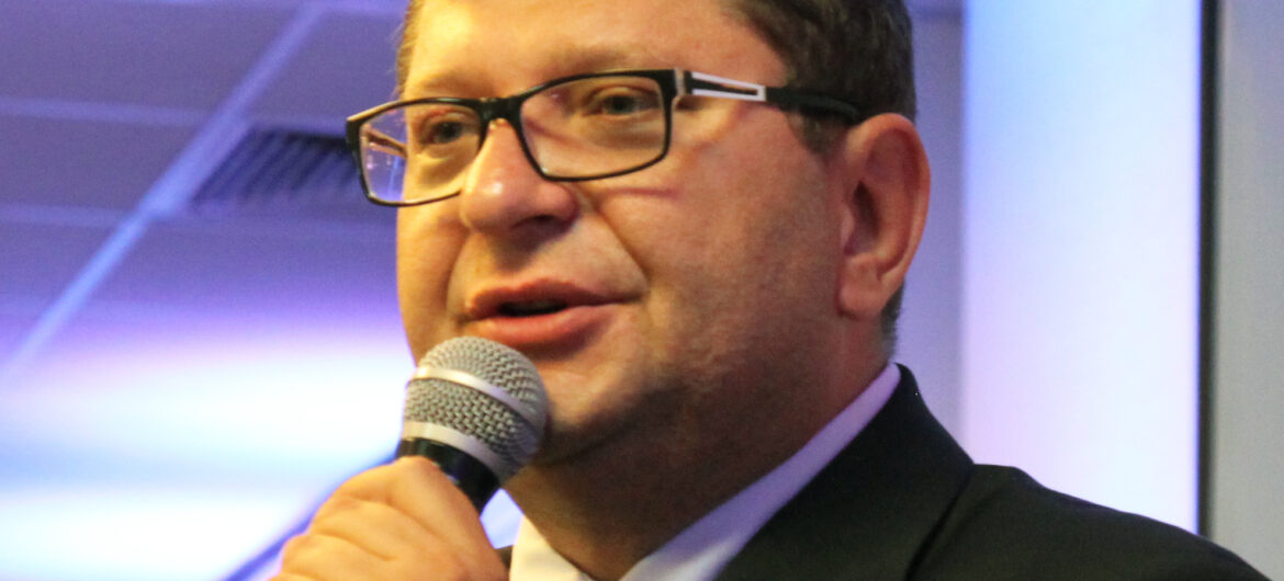Zbigniew Stonoga jako źródło inspiracji? Tak twierdzi twórca ruchu “ośmiu gwiazd” w rozmowie z “Wyborczą”