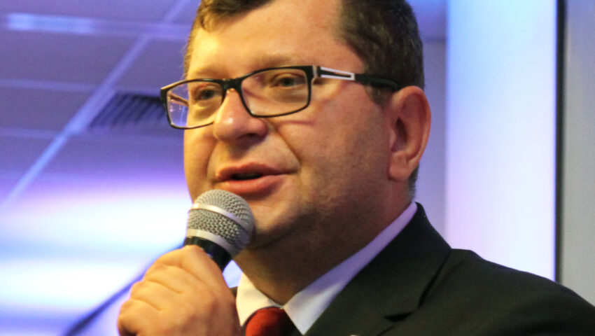 Zbigniew Stonoga jako źródło inspiracji? Tak twierdzi twórca ruchu “ośmiu gwiazd” w rozmowie z “Wyborczą”