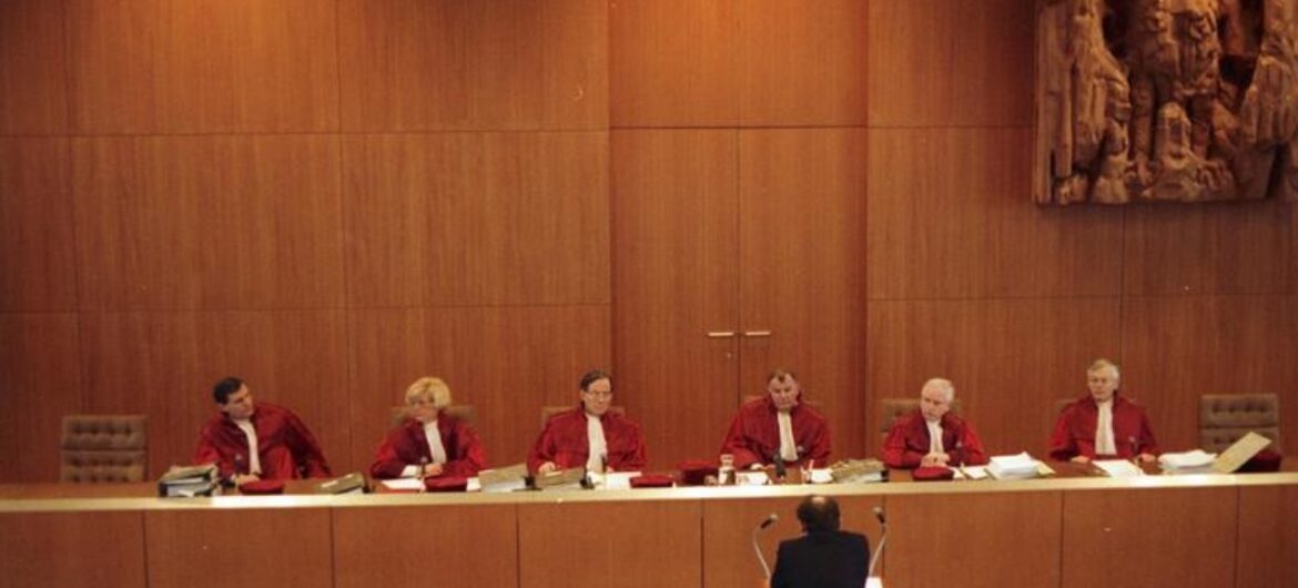 Niemiecka prasa: “Nie przyrównujmy wyroku Karlsruhe do Polski”. Europoseł PiS komentuje: “To obsesja wyższości”