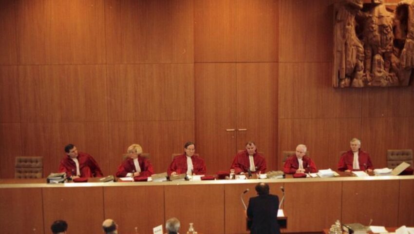 Niemiecka prasa: “Nie przyrównujmy wyroku Karlsruhe do Polski”. Europoseł PiS komentuje: “To obsesja wyższości”
