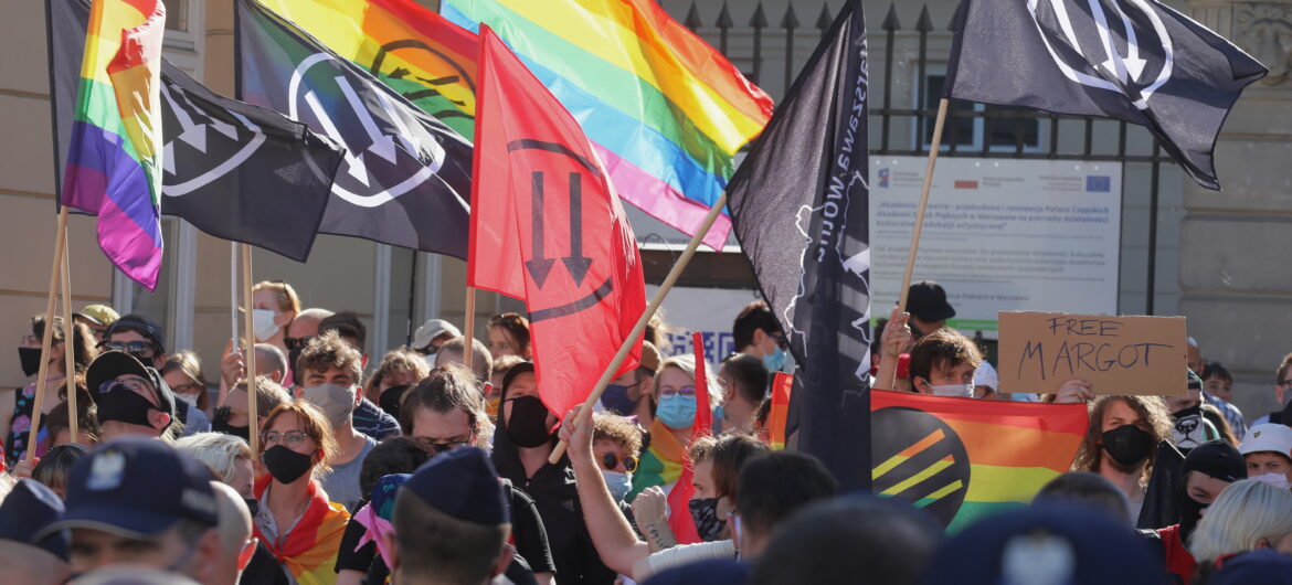 Lewica chce pouczać “jak mówić i pisać o osobach LGBT+”. Promują poradnik dla dziennikarzy