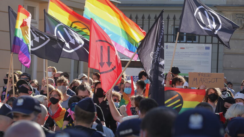 Lewica chce pouczać “jak mówić i pisać o osobach LGBT+”. Promują poradnik dla dziennikarzy