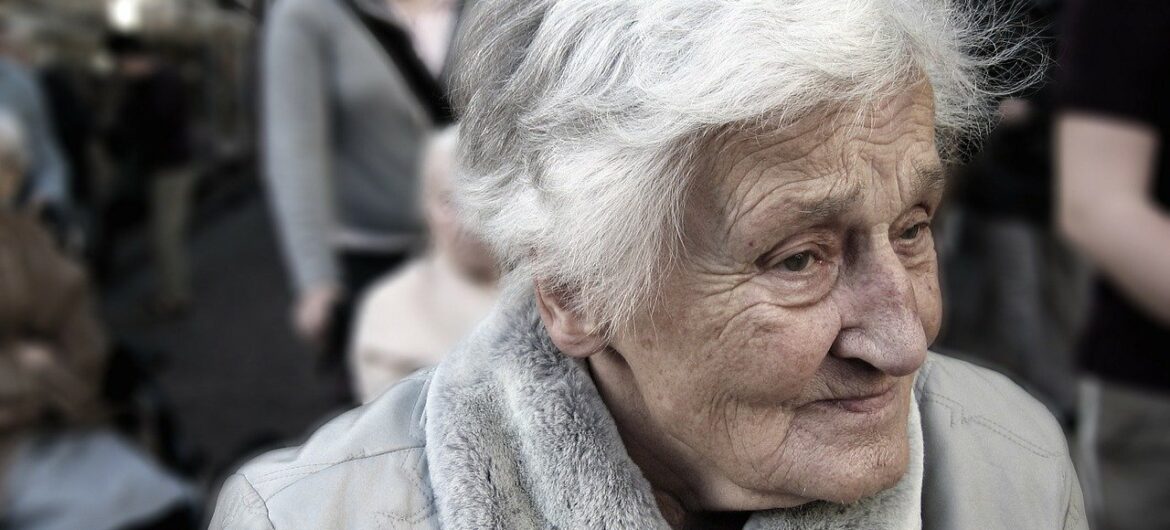 Przestępstwa na wnuczka i policjanta wciąż groźne dla seniorów. Policja ostrzega: nie przekazujcie pieniędzy nieznajomym