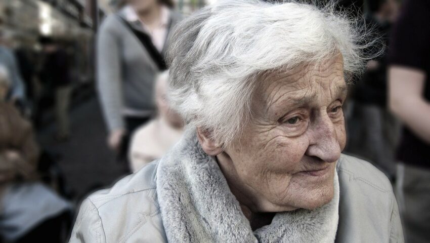 Przestępstwa na wnuczka i policjanta wciąż groźne dla seniorów. Policja ostrzega: nie przekazujcie pieniędzy nieznajomym