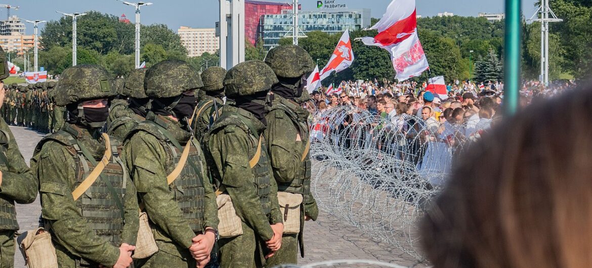 Łukaszenka zezwolił wojsku strzelać do cywilów