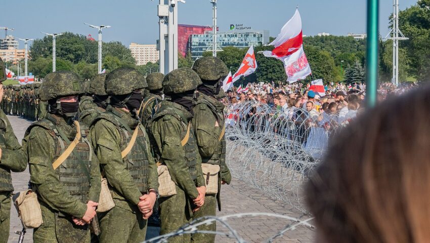Łukaszenka zezwolił wojsku strzelać do cywilów
