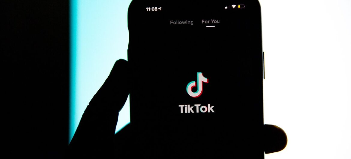 Skandaliczny trend na TikToku. Rzucają małymi dziećmi w rytm proaborcyjnej piosenki
