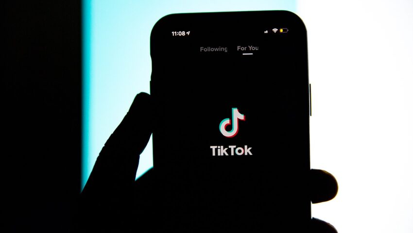 Skandaliczny trend na TikToku. Rzucają małymi dziećmi w rytm proaborcyjnej piosenki