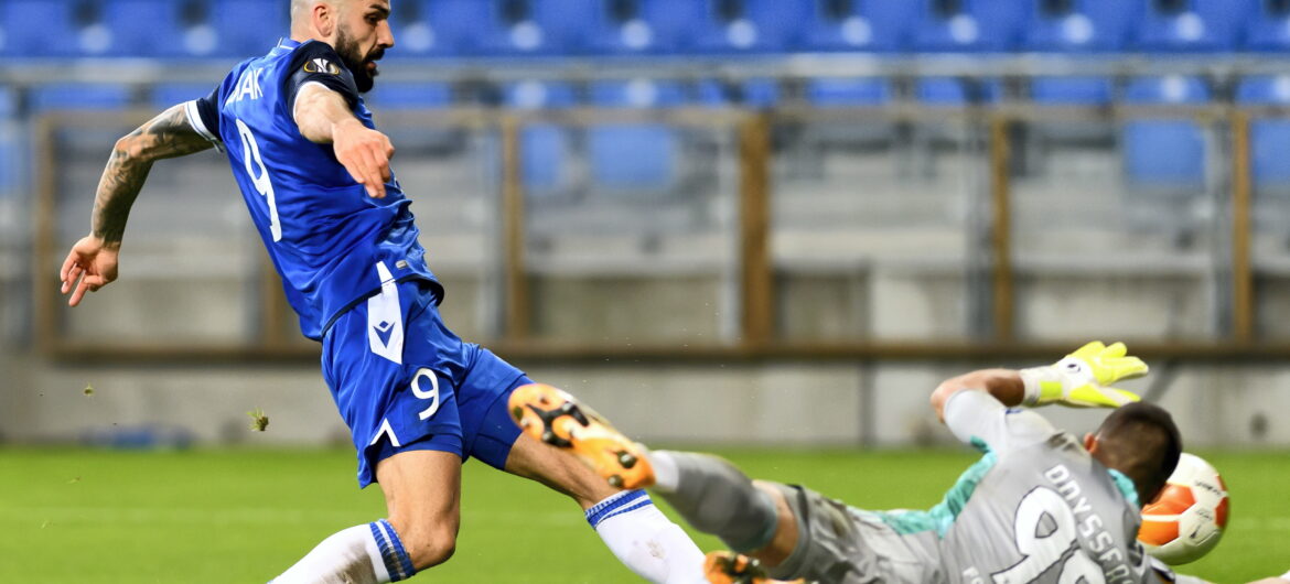 Wstydu nie było! Lech Poznań przegrał z Benficą 2:4