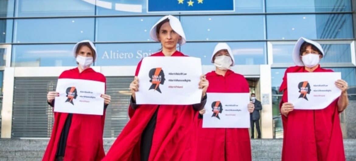 Za dużo “Opowieści podręcznej”? Nietypowy protest Spurek i Zielonych ws. zakazu aborcji farmakologicznej