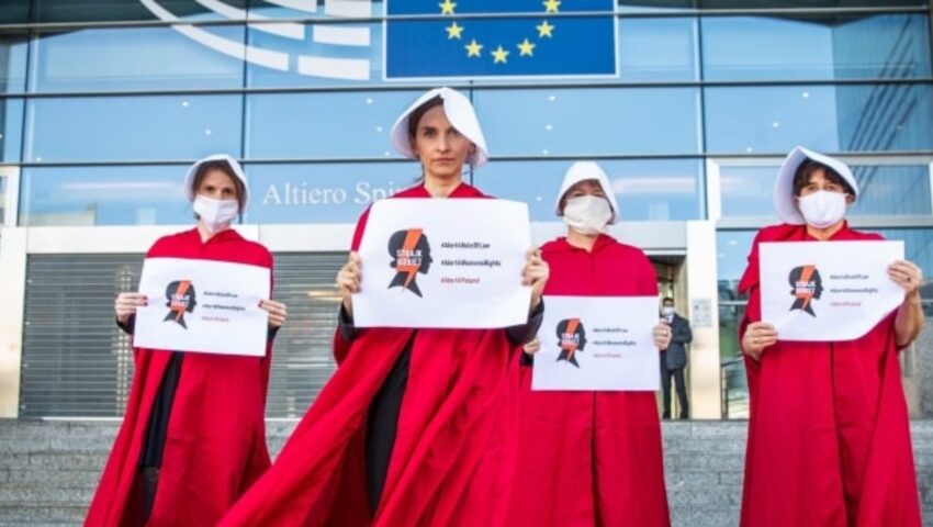Za dużo “Opowieści podręcznej”? Nietypowy protest Spurek i Zielonych ws. zakazu aborcji farmakologicznej