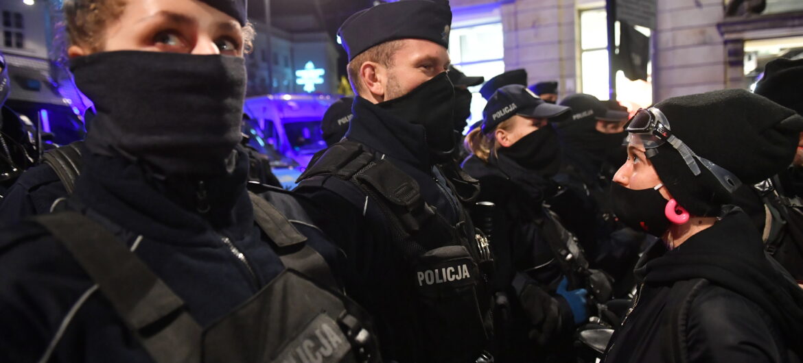 To nagranie podbija sieć. Mocna odpowiedź policjanta na zachowanie manifestantki
