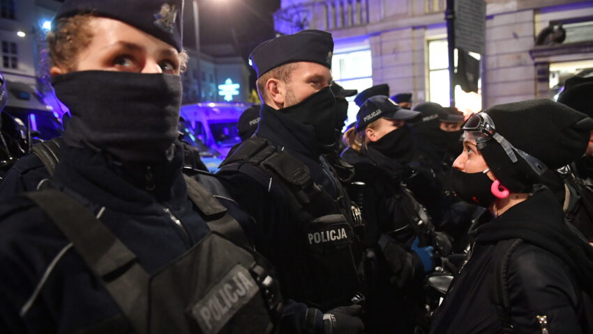 To nagranie podbija sieć. Mocna odpowiedź policjanta na zachowanie manifestantki