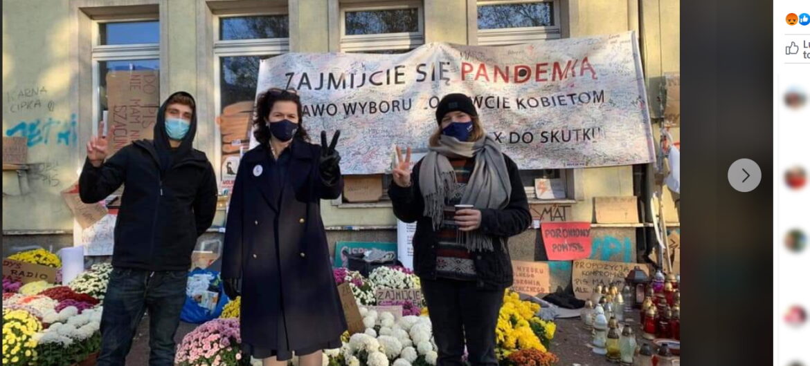 Dulkiewicz pozuje przed zdewastowanym biurem PiS w Gdańsku