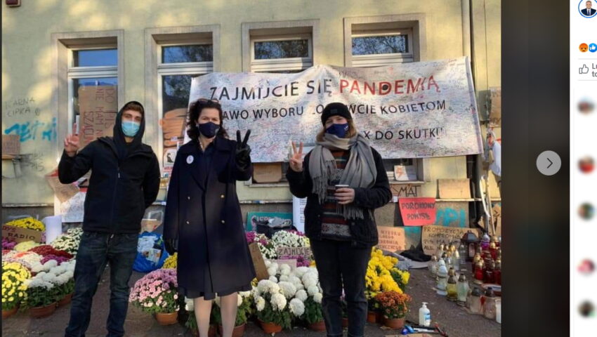 Dulkiewicz pozuje przed zdewastowanym biurem PiS w Gdańsku