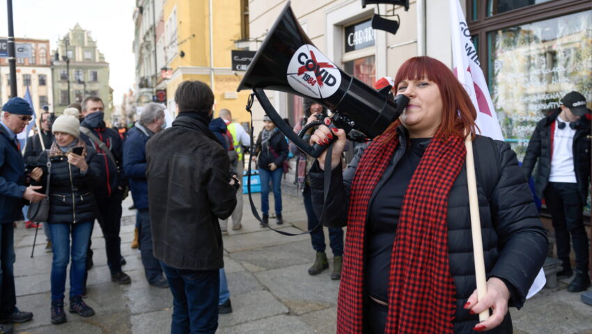To trzeba zobaczyć! Nagranie z protestu antyszczepionkowców hitem internetu