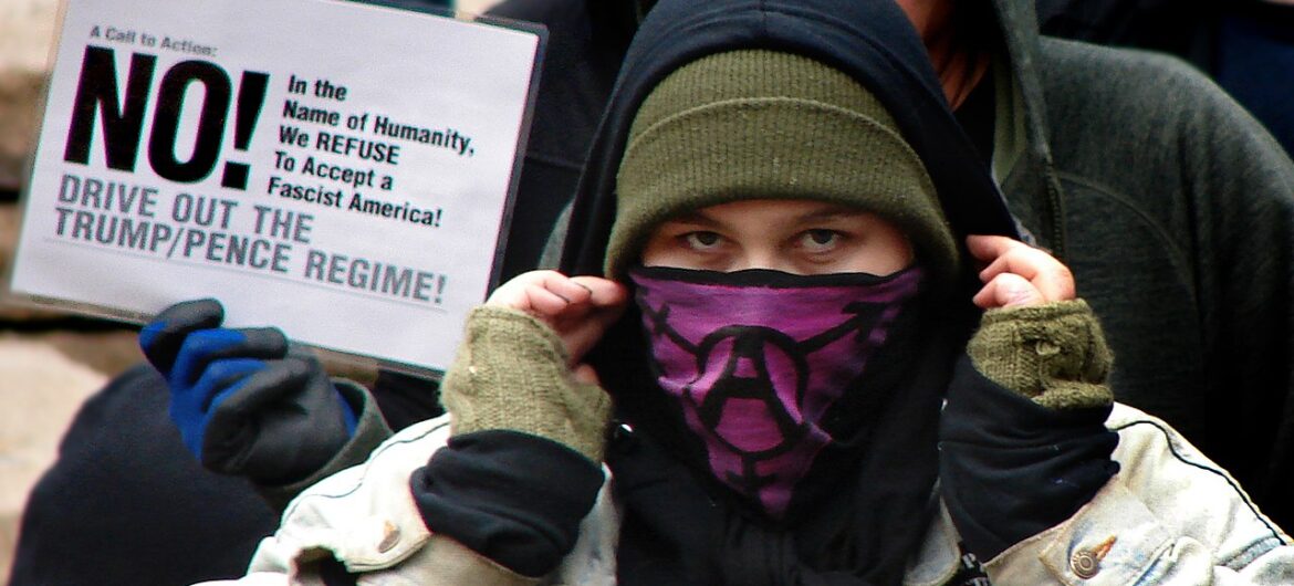 Szokujące. Antifa nawołuje za zabijania politycznych przeciwników. Publikują ich adresy i doradzają jak wykonać bomby
