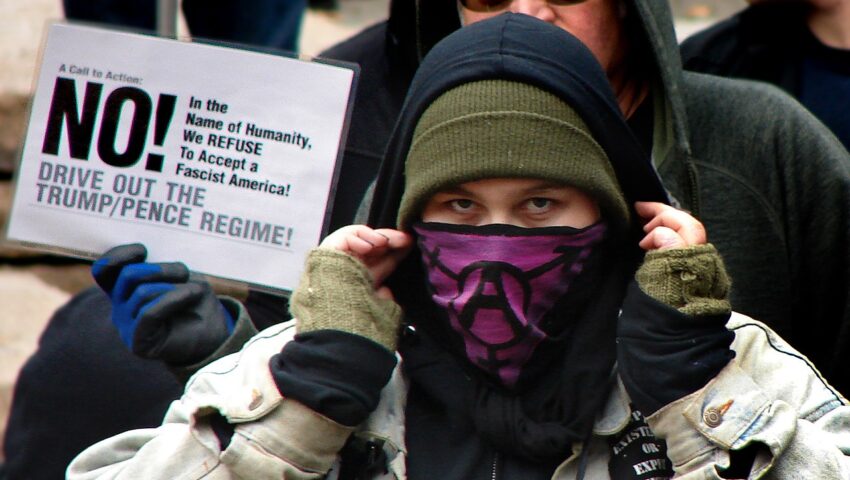Szokujące. Antifa nawołuje za zabijania politycznych przeciwników. Publikują ich adresy i doradzają jak wykonać bomby