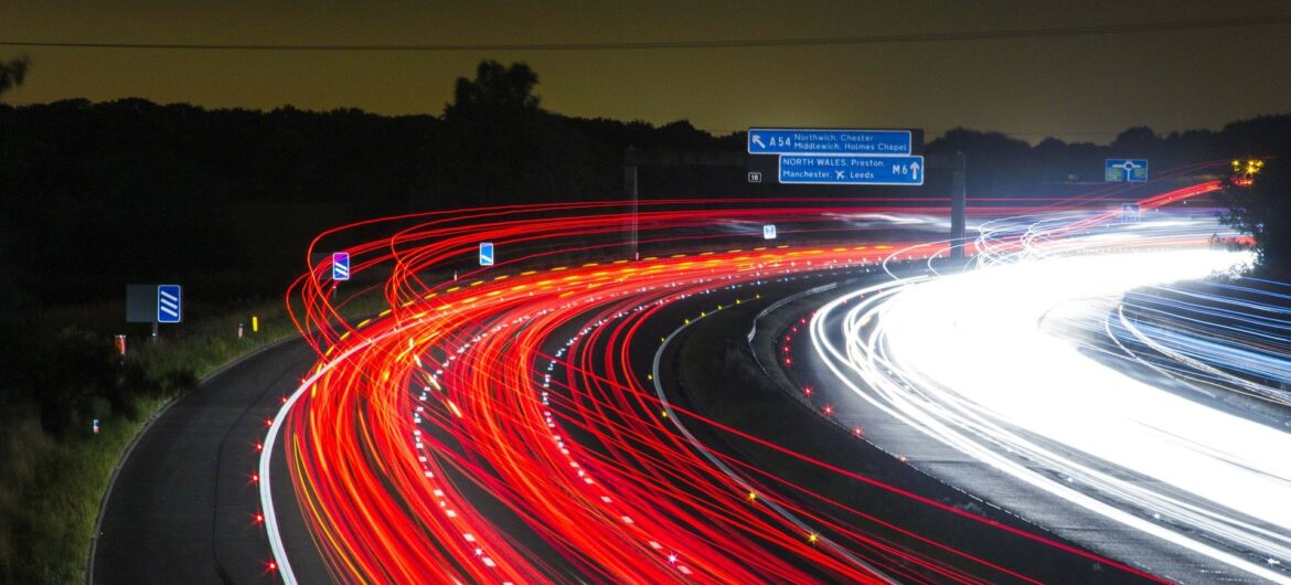 Przemysł motoryzacyjny ostrzega, że Komisja Europejska chce tylnymi drzwiami wprowadzić zakaz samochodów