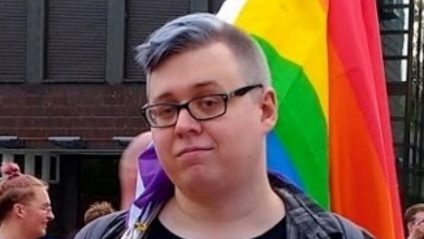 Pisał, że “kościoły należy spalić”, a “katolików topić”. Znana firma zawiesiła współpracę z aktywistą LGBT