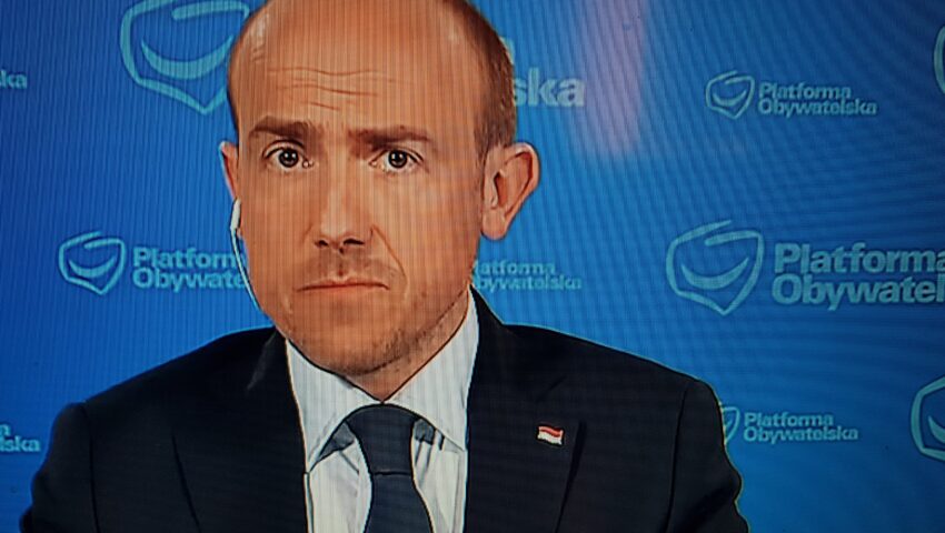 Ależ kompromitująca wpadka Budki! Lider PO pojawił się na wizji z flagą… do góry nogami
