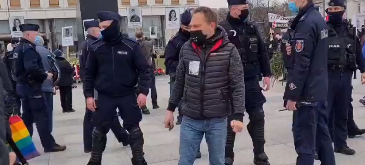 Żałosne! Aktywiście KOD z Szczurkiem i “Babcią Kasią” na czele próbowali przerwać obchody 11. rocznicy katastrofy smoleńskiej