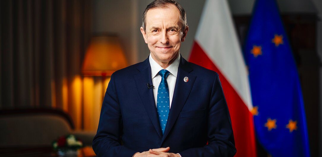 Marszałek Senatu odebrał nagrodę od Wyborczej. I zażartował: “Przyjmuję to zaszczytne miano z pokorą”