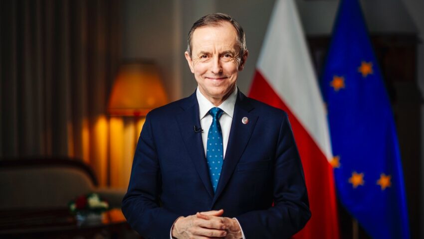 Marszałek Senatu odebrał nagrodę od Wyborczej. I zażartował: “Przyjmuję to zaszczytne miano z pokorą”