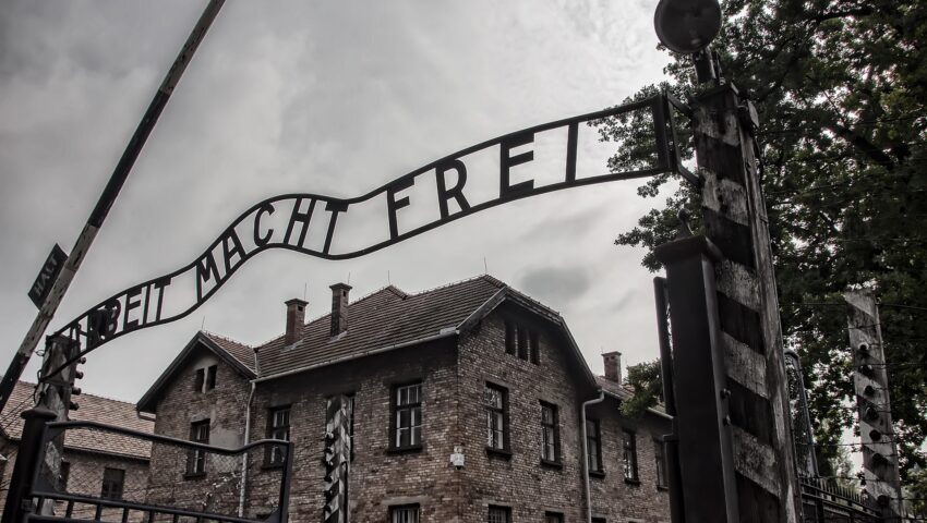 Oburzający artykuł Onetu. W rocznicę wyzwolenia Auschwitz piszą… o polskim antysemityzmie