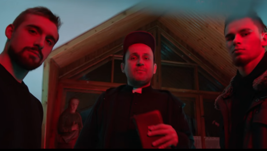 Można inaczej? Idealna odpowiedź na ojca Szustaka. Ksiądz-raper “jara się kapłaństwem”. Jego teledyski podbijają internet