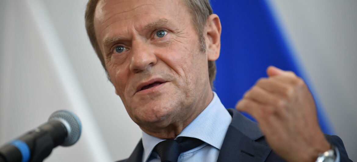 Tusk grzmi nt. “nakazu noszenia długich spodni i zakrywania ramion” przez uczennice. Okazuje się, że to fake news