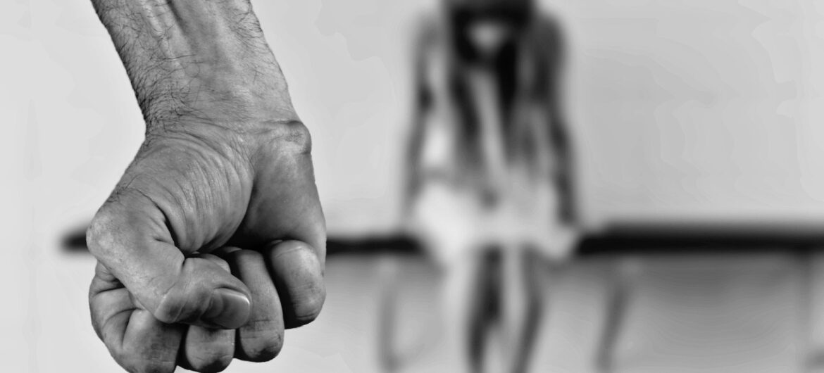 Naga, z ogoloną głową i połamanymi kończynami. Policja zatrzymała mężczyznę, który przez 12 lat więził swoją żonę
