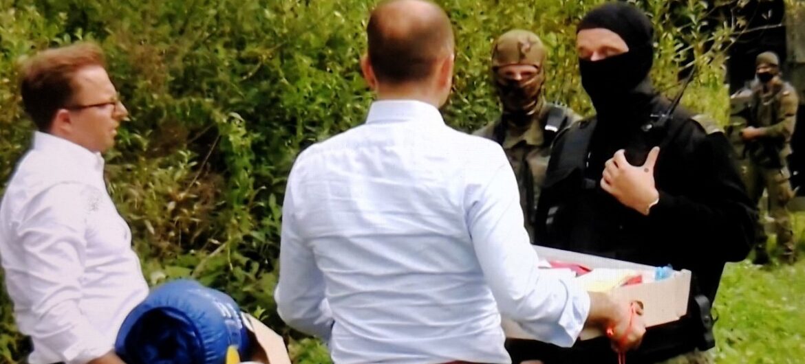 Posłowie PO w towarzystwie kamer TVN, próbowali nielegalnie przekroczyć granicę z Białorusią. Musiała interweniować straż graniczna