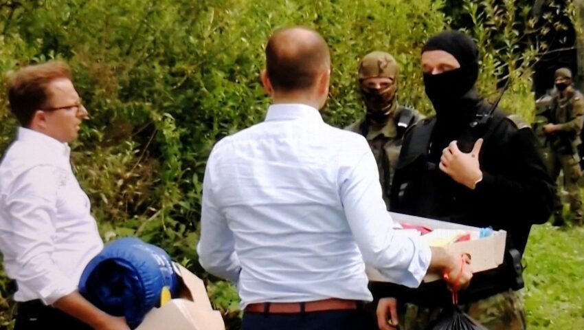 Posłowie PO w towarzystwie kamer TVN, próbowali nielegalnie przekroczyć granicę z Białorusią. Musiała interweniować straż graniczna