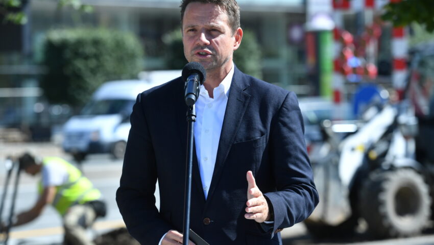 “Mały człowiek z wielkim ego”. Trzaskowski chciał pożegnać Belmondo, internauci go wyśmiali