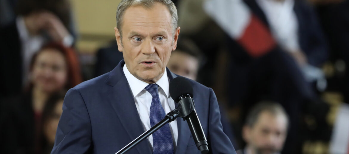 Hit! Podczas rozmowy z internautami Tusk wyjął telefon, aby… odczytać SMS-a od teściowej co zrobić z Budką i Siemoniakiem