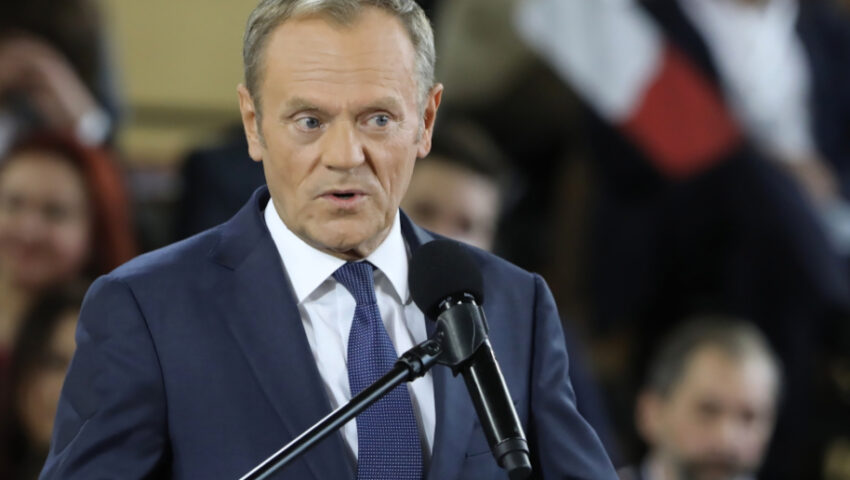 Hit! Podczas rozmowy z internautami Tusk wyjął telefon, aby… odczytać SMS-a od teściowej co zrobić z Budką i Siemoniakiem
