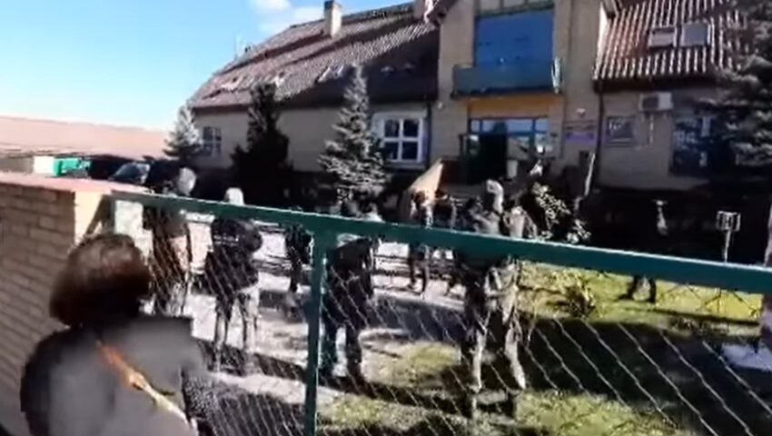 Obrzydliwe. Dziennikarze opozycji rzucają dzieciom czekoladki, aby zrobić im zdjęcia… dla politycznej propagandy