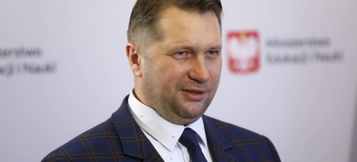 To był prawdziwy hit! Minister Czarnek zaśpiewał kolędę z internautami