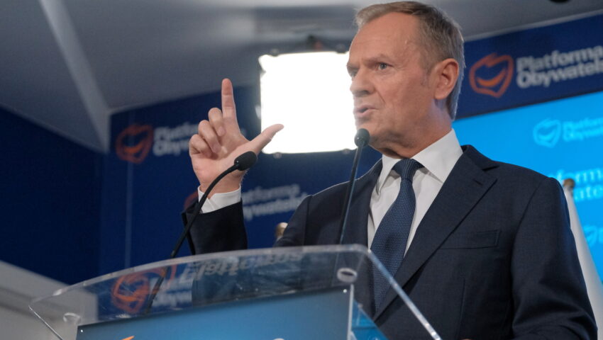 Tusk wzywa do sankcji przeciwko… Polsce. Mocny wpis Beaty Szydło i Patryka Jakiego