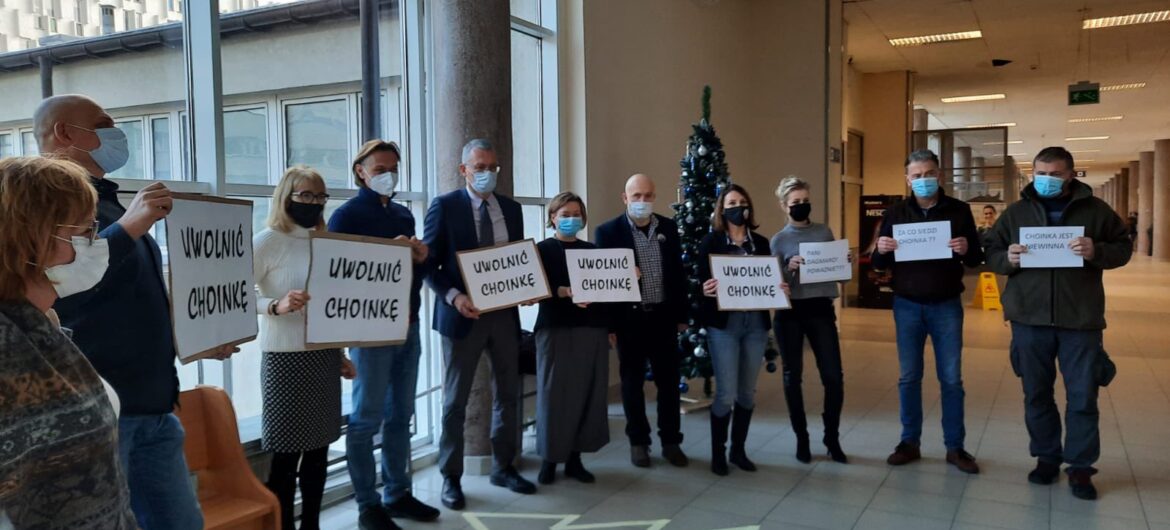 Krakowscy sędziowie urządzili protest ws. usunięcia choinki z motywami LGBT i “wolnych mediów”. Nie spodobała im się “reżimowa choinka”