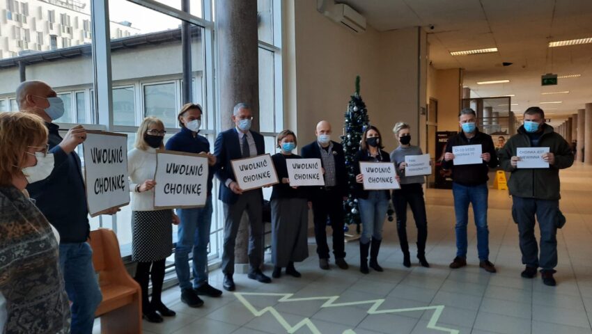 Krakowscy sędziowie urządzili protest ws. usunięcia choinki z motywami LGBT i “wolnych mediów”. Nie spodobała im się “reżimowa choinka”