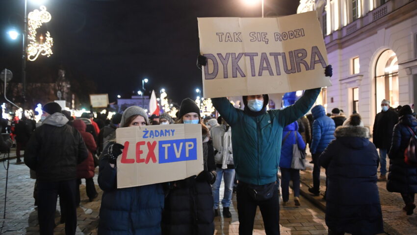 Hit! Internauta strollował opozycję i TVN