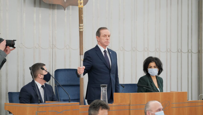 Senat przeciwko wzmacnianiu polskiej niezależności energetycznej. Przyjęto projekt, który ma zablokować fuzję Orlenu i Lotos